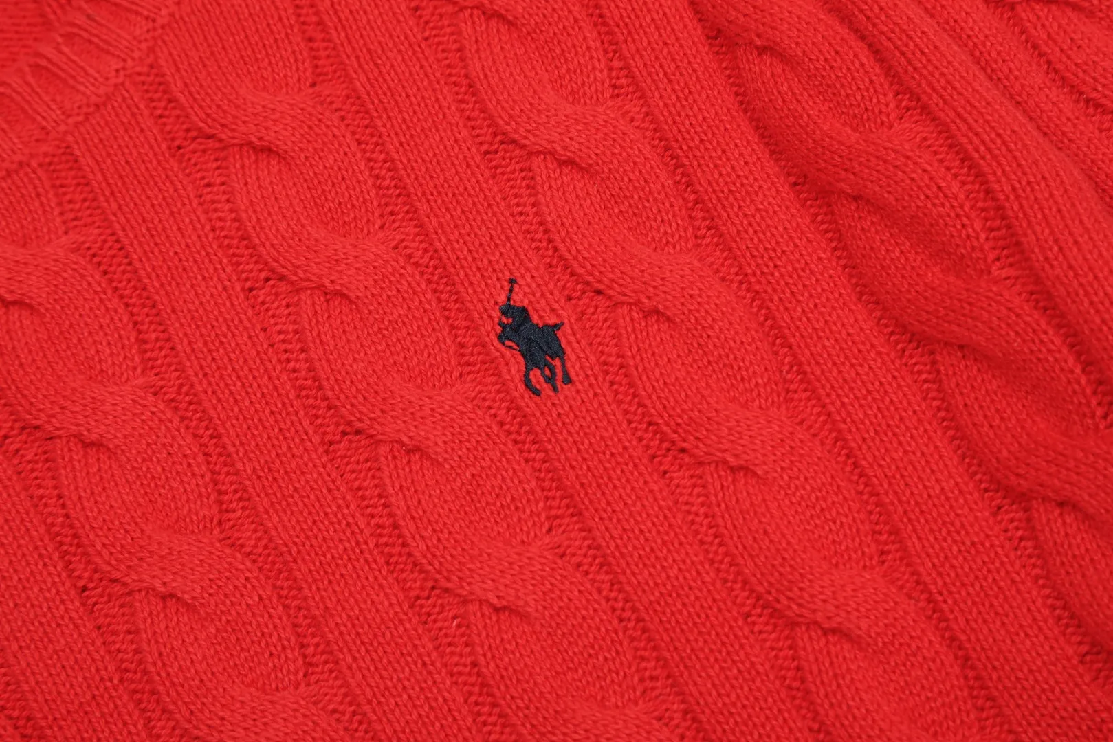 P220 Top quality" Style number: DS012# (not off the shelves all year round) [Ralph Lauren round neck solid color pony embroidered logo twist knitted sweater] ✅Ralph Lauren Ralph Lauren classic basic versatile unisex knitted pullover round neck sweater ✅Main supplier platform live broadcast Wholesale entity Replenish when out of stock Not off the shelf ✅ZP quality 1:1 version Scan the code to enter the GF website Counter quality ✅Detailed quality is the only one in Guangzhou Imported quality cotton yarn, focusing on high-end, cost-effective, good quality needless to say ✅The version is restored to the original order, the maximum size can be worn up to 190 pounds, loose, comfortable and stress-free ✅The upper body is simple and easy to match, ootd must-have style, good-looking clothes are never picky, a must-have in couples' wardrobes.